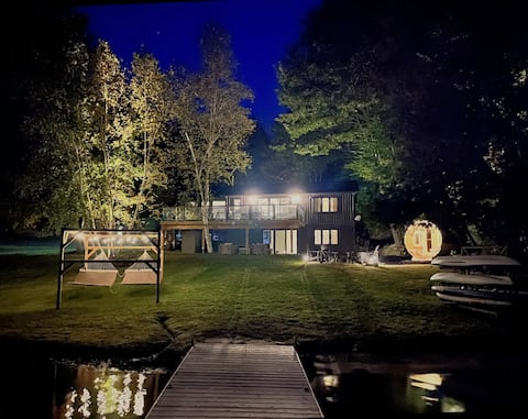 Lakeside Muskoka Haven: Premium Cottage with Sauna