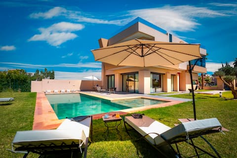 Stunning villa with sauna, cinema. Heated pool!