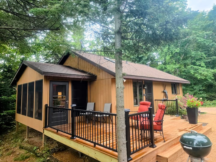 Lakefront Cabin Retreat 2 Bd/2 Ba