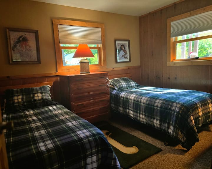 Schlafzimmer 3: 
Komfortables Schlafzimmer mit zwei Einzelbetten / perfekt für Kinder oder Freunde, die sich die Hütte teilen.