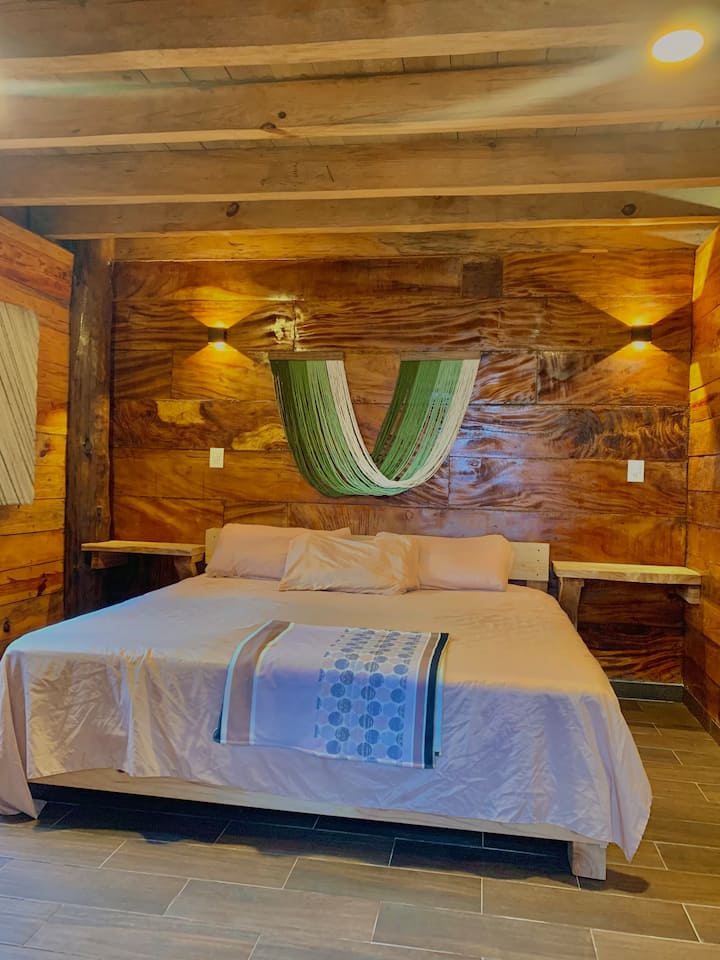 מיטת קינג סייז, עם תאורת לילה בצד המיטה, גם מתג לשליטה במאוורר