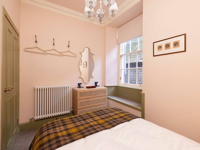 Luxury Old Town Flat on Iconic Royal Mile gallery image 5
