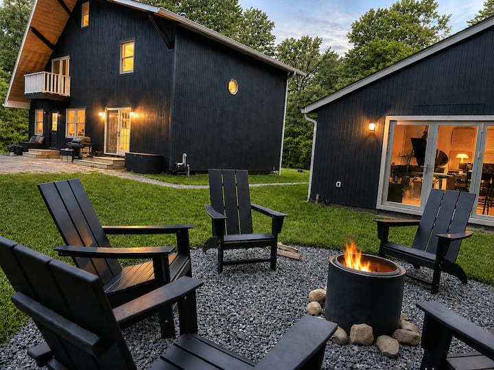 Luxury Catskills Escape Outdoor Oasis Fire Pit - Saugerties, NY