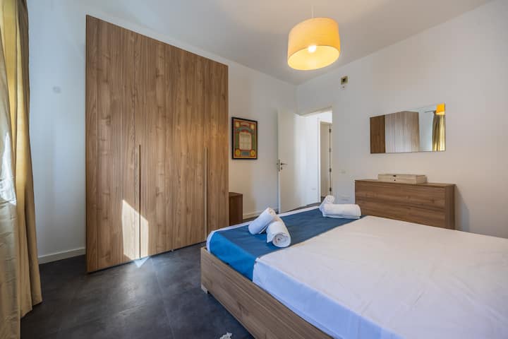 Cijeli ormar od 2 metra i dodatni prostor u ladici čine ovu spavaću sobu udobnom čak i za duže boravke.