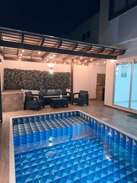 House w/private pool, up to 12 guests, beach 10 m