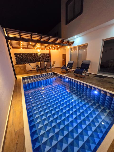 House w/private pool up to 12 ppl, beach 10 min