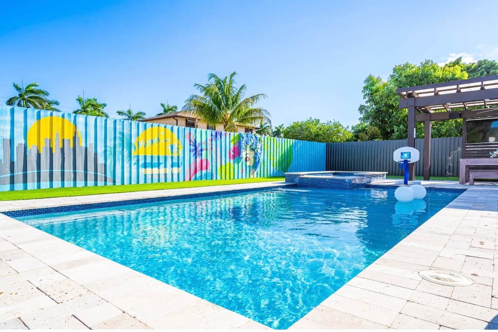 Airbnb Family retreat oasis, heated pool, jacuzzi & grill