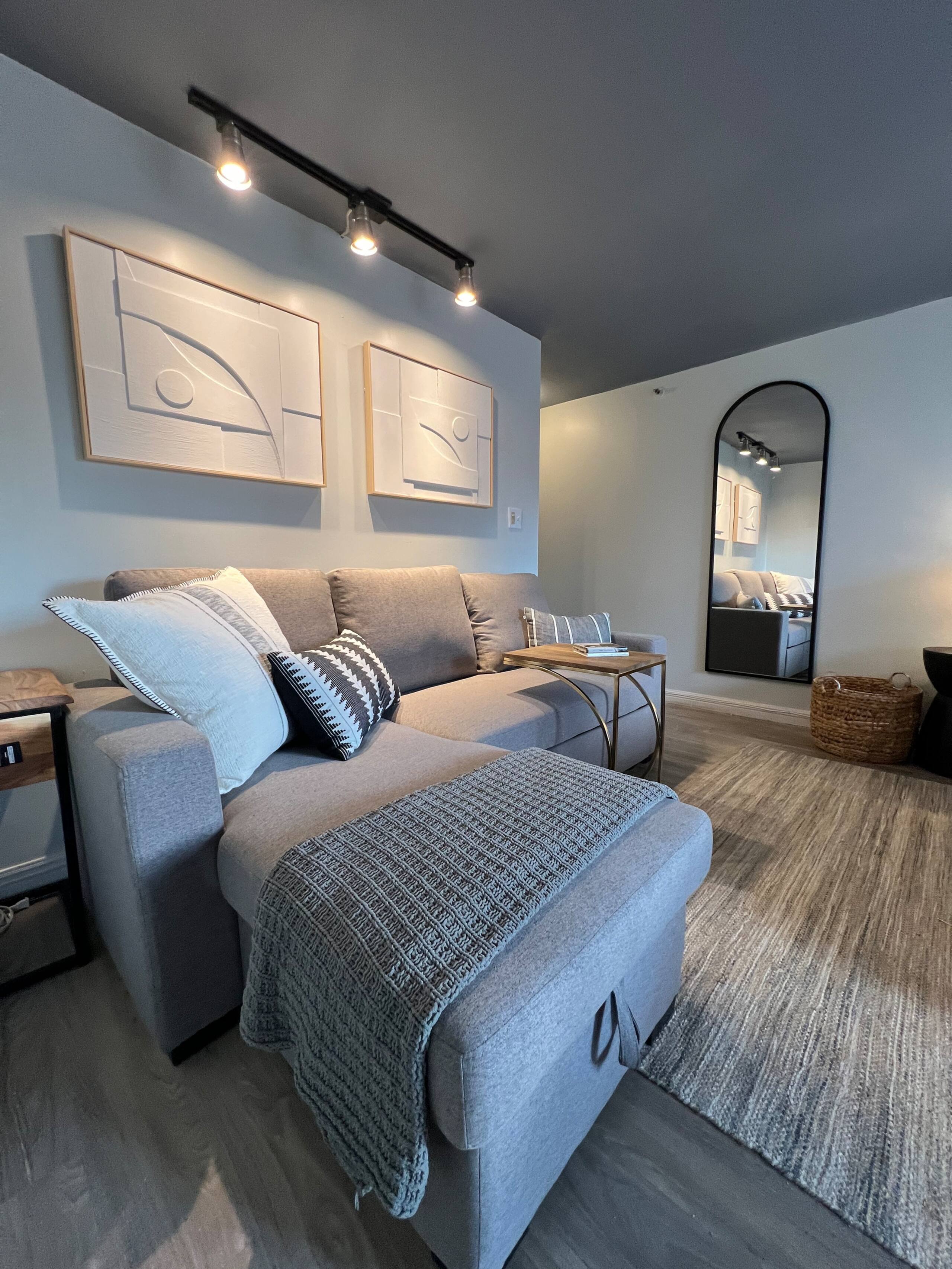 Waikiki Studio- Steps to the Beach - Image 43