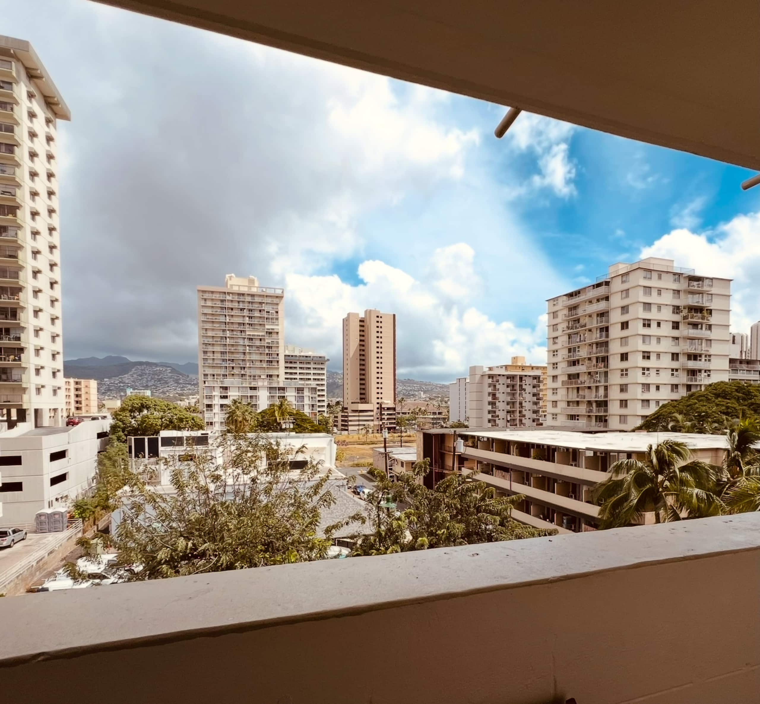 Waikiki Studio- Steps to the Beach - Image 21