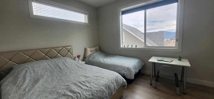 - سرير بحجم كوين وسرير مفرد
- الأقرب مع الشماعات
- مكتب العمل
- شمّاعات خلف الأبواب
