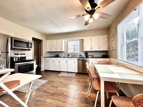 4 bedroom cozy home: Family/worker-friendly