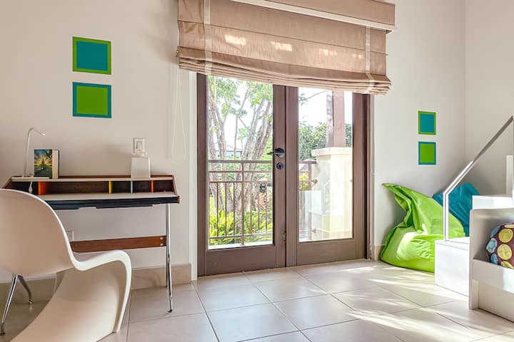 Incluye un escritorio funcional junto a la ventana, que ofrece una hermosa vista del exterior y un lugar perfecto para trabajar o estudiar.