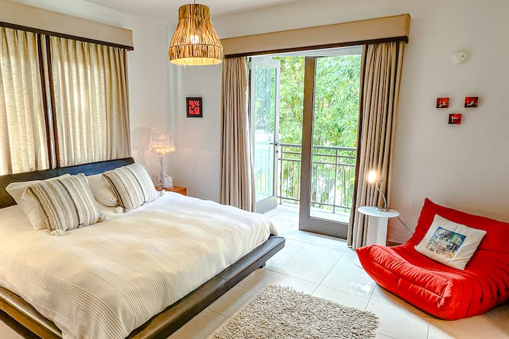 Cuenta con una cómoda cama, luces nocturnas y una ventana que ofrece una hermosa vista del exterior, lo que garantiza una estancia relajante y relajante.