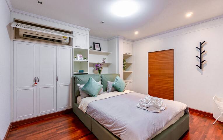 Sukhumvit Thonglor25 Swimming pool Villa素坤逸铜锣泳池别墅 gallery image 3