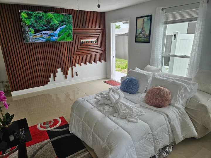 Group-ready Stay • Pool, Games & Family Fun - Cape Coral, FL