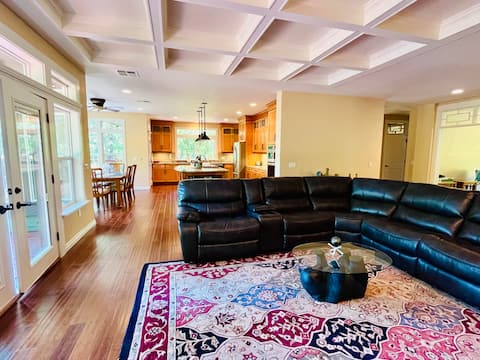 Hillside Home & Studio Apt WiFi Sleeps 12