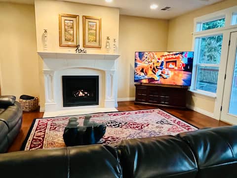 Hillside Home & Studio Apt WiFi Sleeps 12