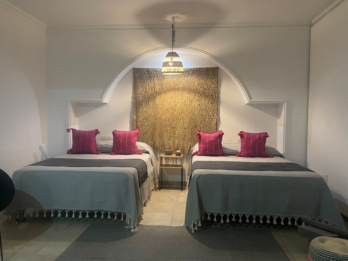 Ili kufikia chumba hiki, unapitia chumba nambari 1. Si korido, lakini ufikiaji ni kwa chumba cha 1. Kila akaunti iliyo na mlango na bafu la kujitegemea.