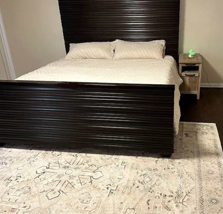 riposarsi e dormire bene la notte:) letto matrimoniale grande nella camera da letto principale con spazio armadio integrato, e una passeggiata in bagno completo. Mobili di Bernhardt