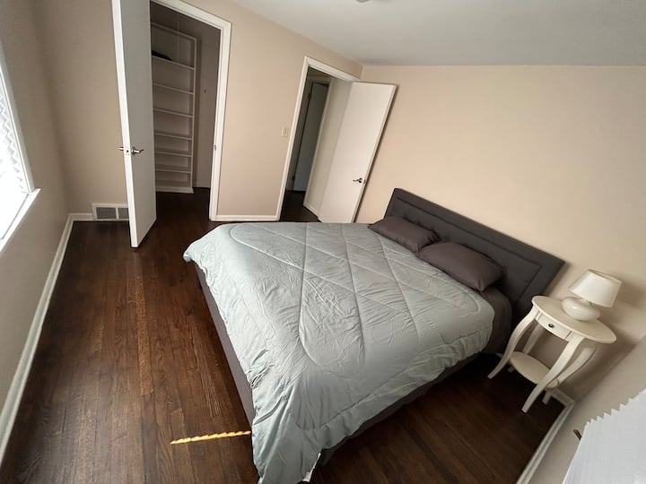 Camera da letto con letto matrimoniale e spaziosa cabina armadio