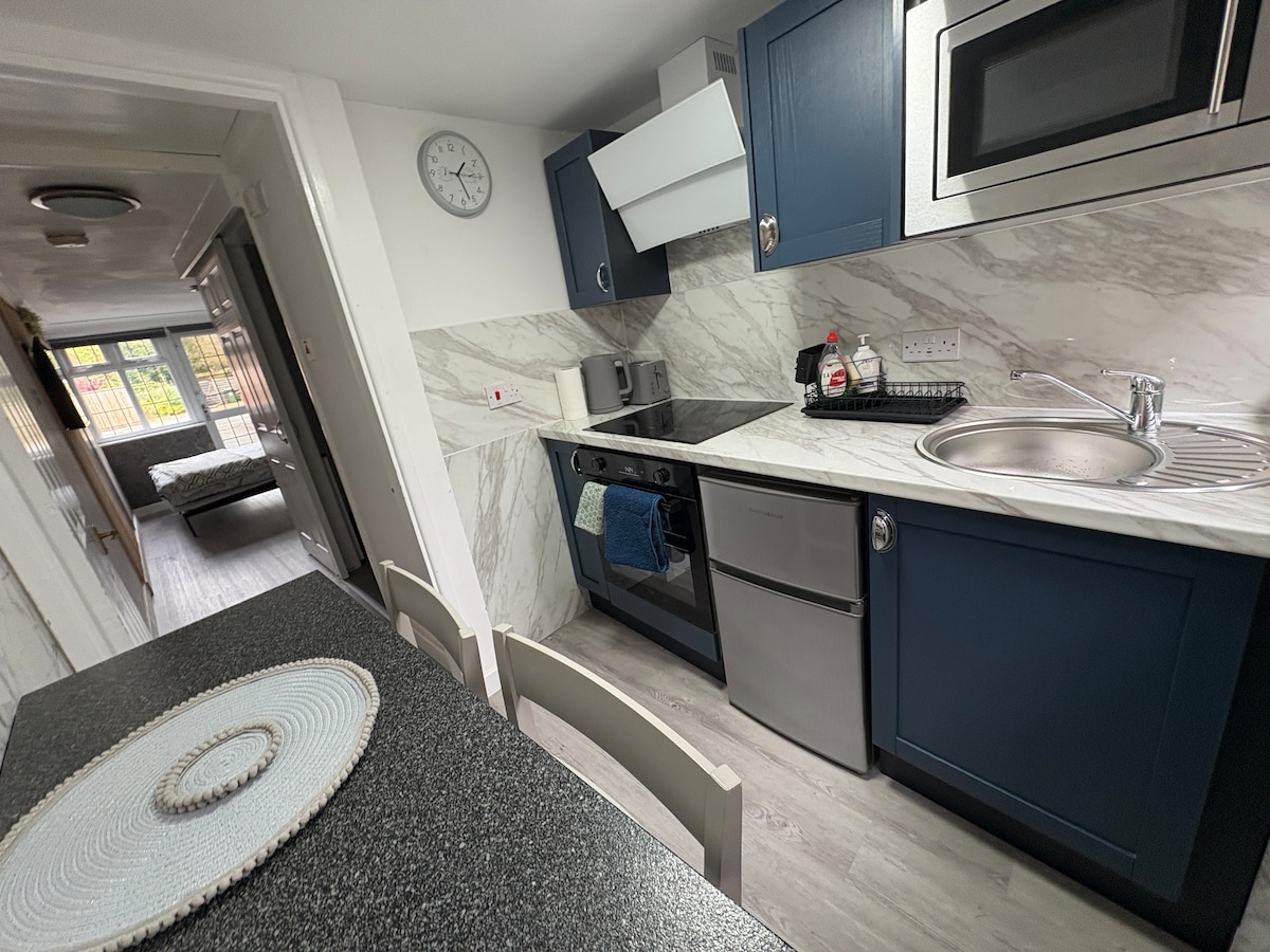 Popular Airbnb listing: Annexe close to NEC BHX private parking and garden in Bickenhill And Marston Green