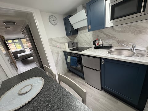 Popular Airbnb listing: Annexe close to NEC BHX private parking and garden in Bickenhill And Marston Green