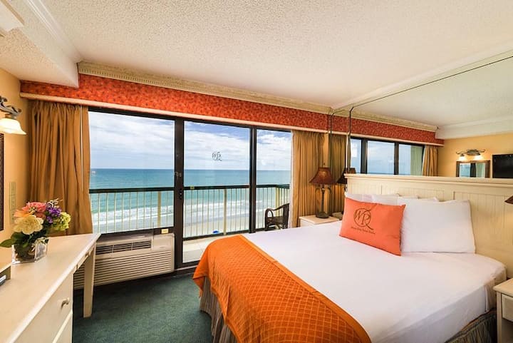 Recámara privada con cama tamaño king, ropa de cama lujosa, decoración costera, iluminación suave y un diseño relajante inspirado en el océano. Retiro luminoso y cómodo, ideal para noches de descanso en Myrtle Beach.