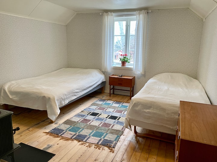 Dormitorio arriba. La cama izquierda mide 120 cm y la cama derecha mide 90 cm.