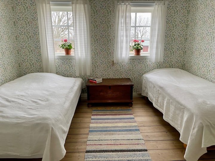 La cama izquierda mide 120 cm y la derecha es de 90 cm.