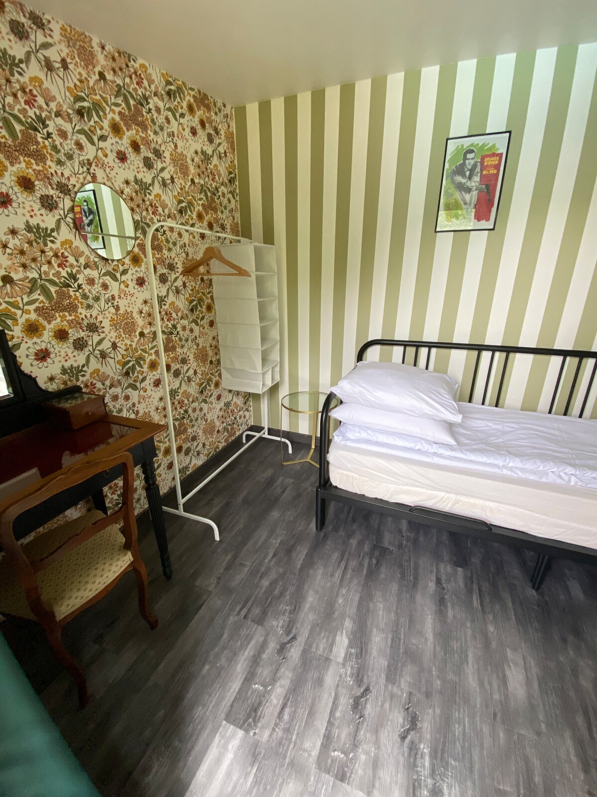 Studio bredvid huvudhuset: sover för en eller 2 personer, badrum, torr toalett 