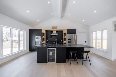 Fully Fenced | Ultra Modern | Cathedral Ceiling