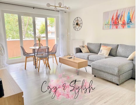 Spacious 4BR – Free Parking, WiFi & Easy A6 Access