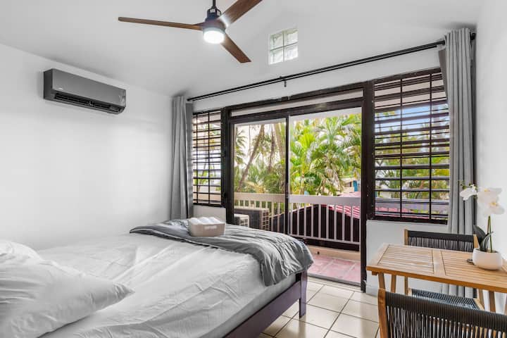 Pamje nga oqeani në ballkonin e dhomës kryesore 