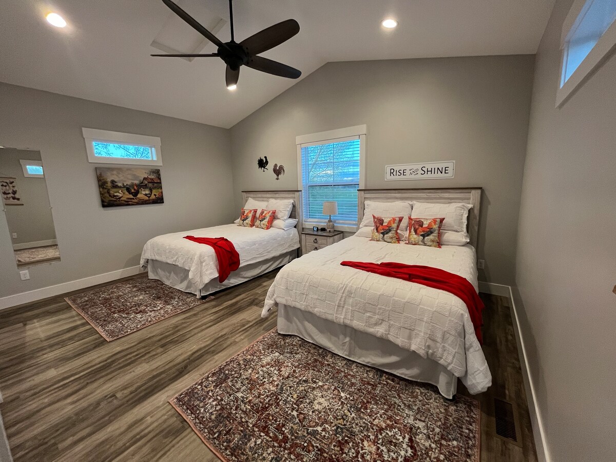 Საძინებელი ორადგილიანი საწოლით 152 × 203 სმ.