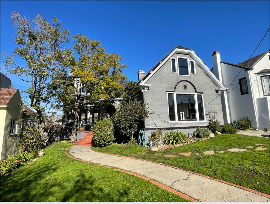 4BR Spacious Oakland Home - Minutes from Lakeshore