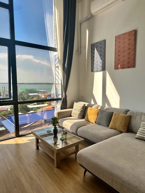 Beautiful riverfront loft apartment | 5F