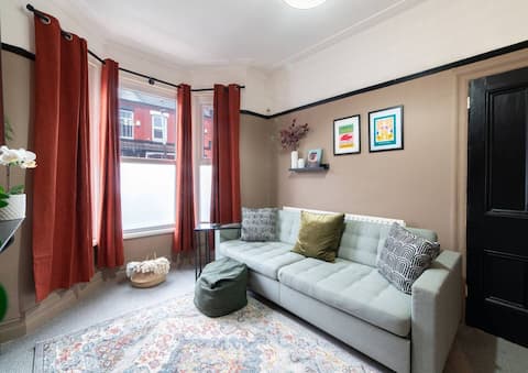 Successful Airbnb property: Best Work Stays | 4 Bedroom | Washer | FreeParking in Wavertree