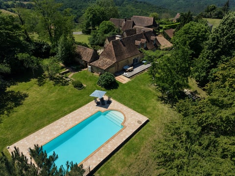 Beautiful old house in Périgord. Large swimming pool.