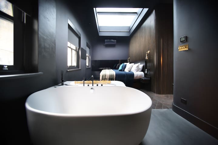 The Black Mews | Hyde Park | Luxurious | Peaceful gallery image 3