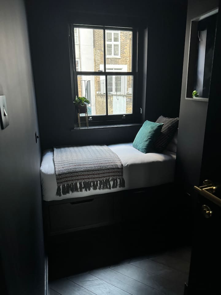 เตียงเดี่ยวขนาดเล็กขนาด 82x190 ซม. ในห้องที่เงียบสงบพร้อมตู้เสื้อผ้ากระจกเงาในตัวพร้อมพื้นที่กว้างขวาง ม่านไฟฟ้าดับและเครื่องปรับอากาศเพื่อการนอนหลับที่สะดวกสบาย