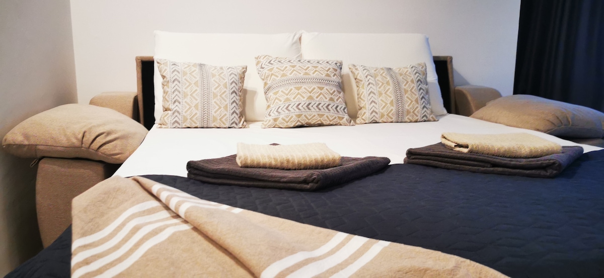 Një divan krevat i përshtatshëm me hapje italiane në dhomën e ndenjjes, për dy persona. 