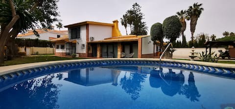 Top performing Airbnb: We speak English. Natural, peaceful. Free parking. in Arraijanal