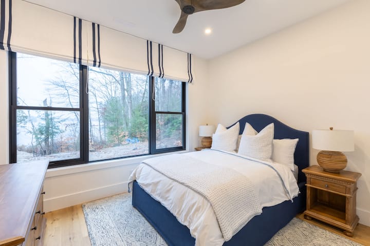 Chambre secondaire avec lit queen size et vue plus spectaculaire sur le lac.
