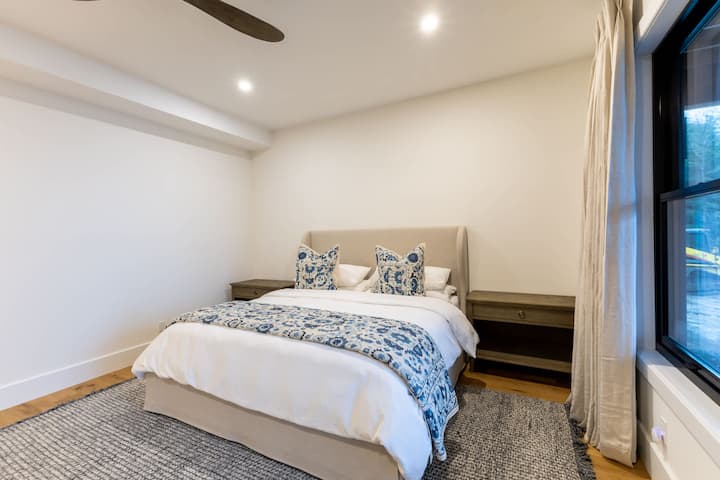 Chambre secondaire XL avec lit King Size et vue spectaculaire sur le lac.