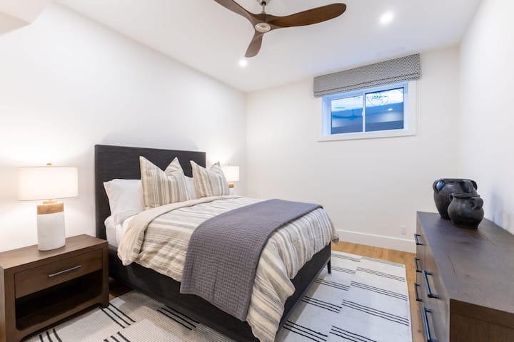 Grande chambre secondaire avec beaucoup d'espace et lit queen size.