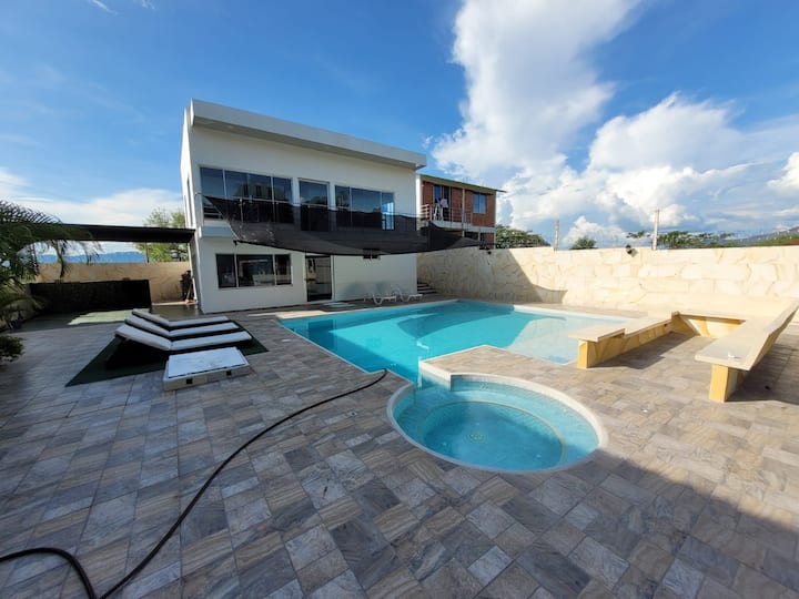 Casa De Descanso Con Piscina | Jacuzzi | 15 Pax - Girardot