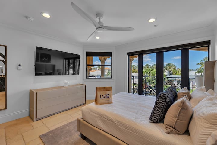 Suite#4 (2nd Floor):Queen Bed/Smart TV/Walk-In Closet/Ensuite Bathroom