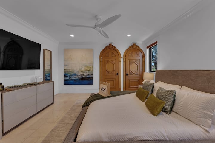 Suite#6 (2nd Floor): King Bed/Smart TV/Walk-In Closet/Ensuite Bathroom with Bathtub