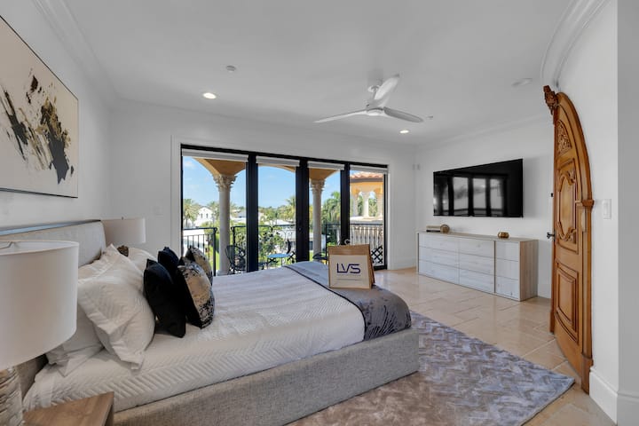 Suite#2 (3rd Level): Queen Bed/Walk-In Closet/Smart TV/Ensuite Bathroom