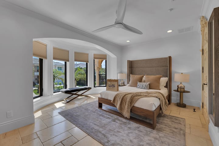 Suite#5 (2nd Floor): Queen Bed/Smart TV/Walk-In Closet/Ensuite Bathroom